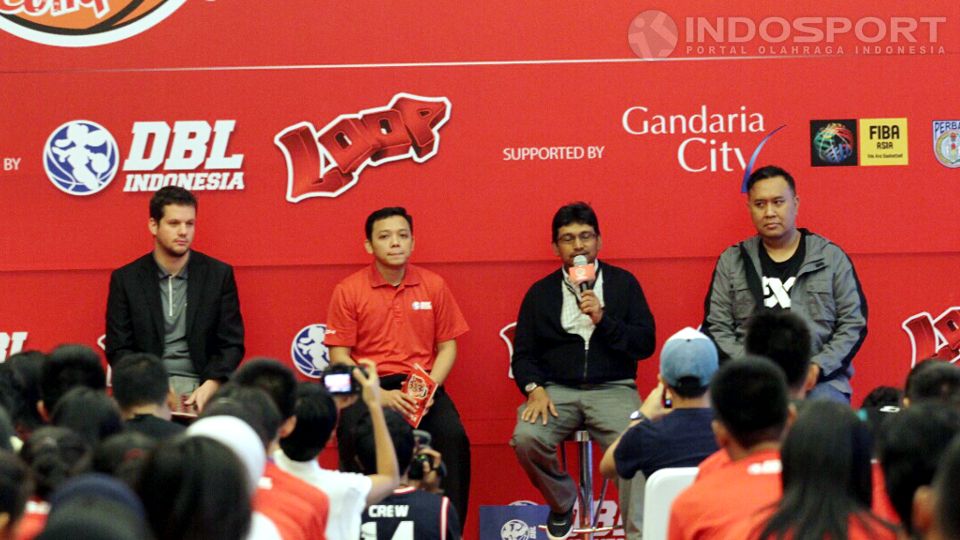 Kiri ke kanan - Nicolas Widmer (FIBA 3x3 Development Staff), Yondang Tubangkit (Communication Senior Manager DBL Indonesia), Reyhan (General Manager Planning and Solition Telkomsel) dan Agus Mauro (Sekjen PERBASI) dalam acara konferensi pers Loop 3x3 Comp Copyright: © Herry Ibrahim/INDOSPORT